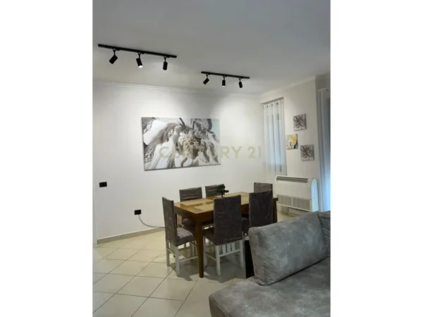 Tirane, jepet me qera apartament 1+1 Kati 4, 100 m² 700 € (RRUGA E KOSOVAREVE)