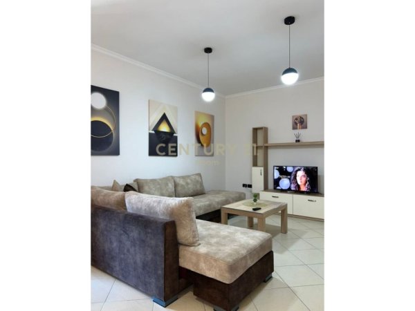 Tirane, jepet me qera apartament 1+1 Kati 4, 100 m² 700 € (RRUGA E KOSOVAREVE)