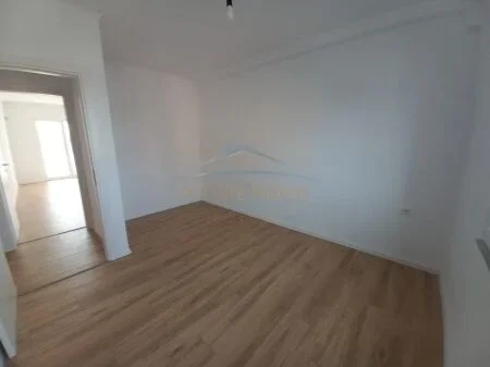 Shitet, Apartament 1+1, prane Gjimnazit Cajupi, Tiranë.  AREA42257