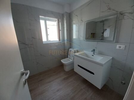 Shitet, Apartament 1+1, prane Gjimnazit Cajupi, Tiranë.  AREA42257