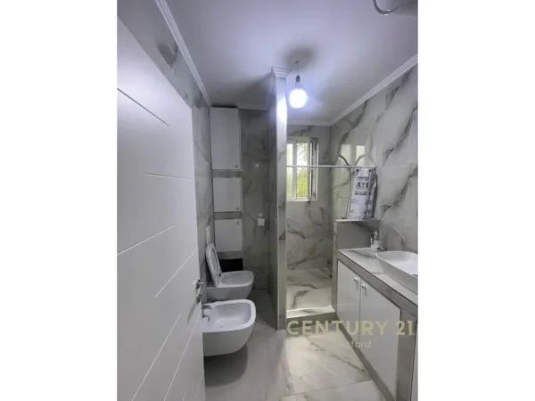 Tirane, jepet me qera apartament 3+1+Aneks+Ballkon Kati 1, 120 m² 750 € (Sauk i vjeter , Pamja)
