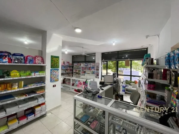 Tirane, shitet dyqan Kati 0, 58 m² 115.000 € (Rruga Vace Zela)