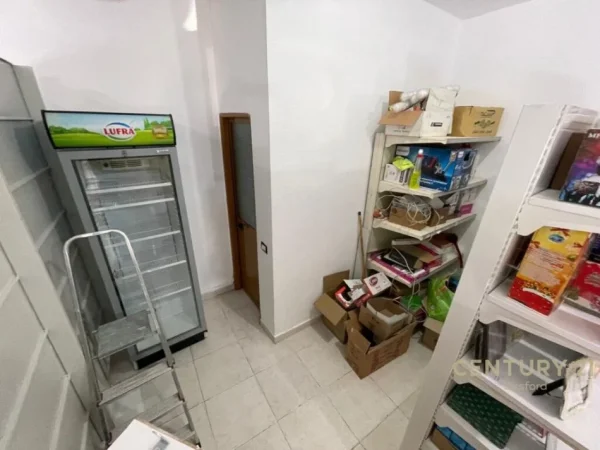 Tirane, shitet dyqan Kati 0, 58 m² 115.000 € (Rruga Vace Zela)