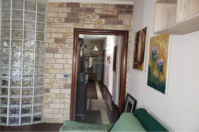 Tirane, jepet me qera apartament 1+1 Kati 3, 82 m² 550 € (Komuna e Parisit)