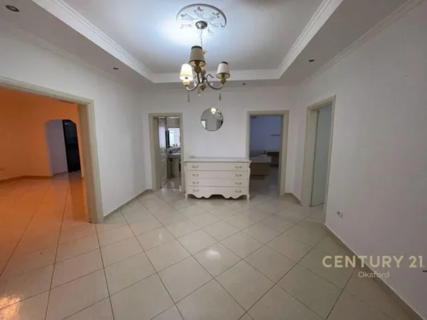 Tirane, jepet me qera apartament 3+1+Aneks+Ballkon , 228 m² 500 € (Sauk)