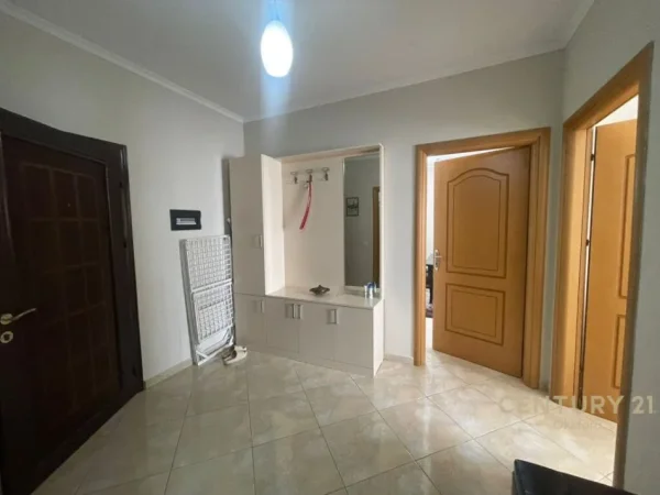Tirane, jepet me qera apartament 2+1+Ballkon Kati 7, 78 m² 450 € (Joklin Persi)