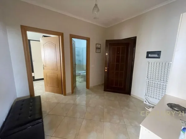 Tirane, jepet me qera apartament 2+1+Ballkon Kati 7, 78 m² 450 € (Joklin Persi)