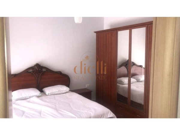 Tirane, jepet me qera 2+1+Ballkon Kati 3, 650 € (Rruga e Kavajes)
