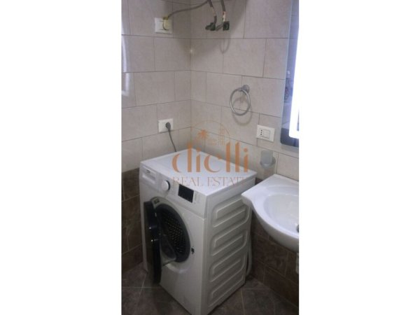 Tirane, jepet me qera 2+1+Ballkon Kati 3, 650 € (Rruga e Kavajes)