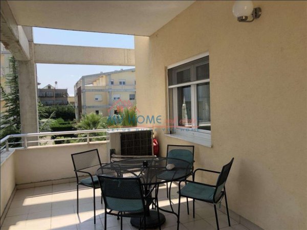 Tirane, jepet me qera apartament 3+1+Ballkon Kati 3, 169 m² 1.500 € (Sauk)