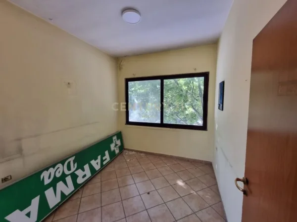 Tirane, jepet me qera ambjent biznesi Kati 3, 82 m² 500 € (5 Maj)