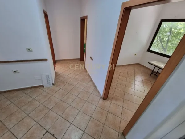 Tirane, jepet me qera ambjent biznesi Kati 3, 82 m² 500 € (5 Maj)