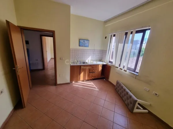 Tirane, jepet me qera ambjent biznesi Kati 3, 82 m² 500 € (5 Maj)