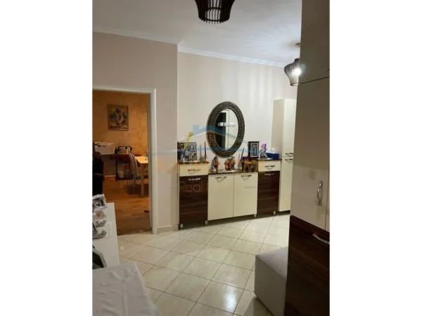 Tirane, jepet me qera apartament 2+1 Kati 2, 90 m² 600 € (21 Dhjetori)