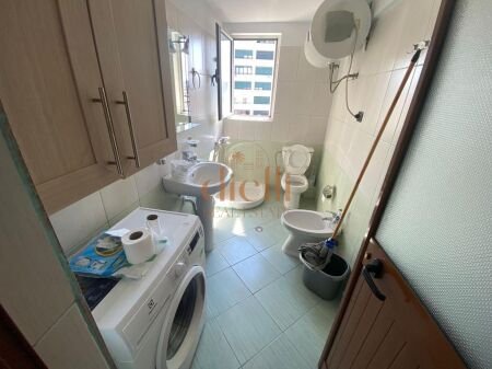 Tirane, jepet me qera apartament 3+1+Ballkon Kati 7, 120 m² 600 € (Pazari i Ri)