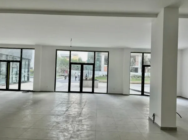 Tirane, jepet me qera ambjent biznesi Kati 0, 208 m² 4.351 € (Rr Kavajes)