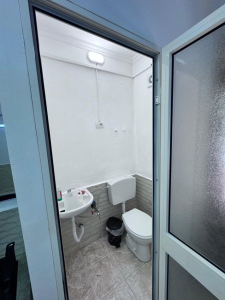 Tirane, jepet me qera ambjent biznesi Kati 0, 20 m² 300 € (Rruga Mine Peza)