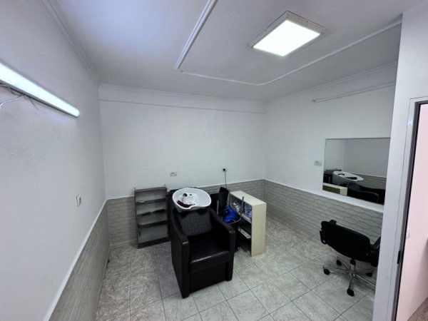Tirane, jepet me qera ambjent biznesi Kati 0, 20 m² 300 € (Rruga Mine Peza)