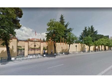 Tirane, jepet me qera Godine biznesi Kati 3, 1.250 m² (Ambasada Amerikane)