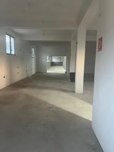 Tirane, jepet me qera magazine Kati 0, 500 m² 1.000 € (Rruga e Arbrit)