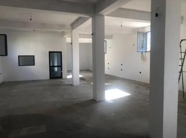 Tirane, jepet me qera magazine Kati 0, 500 m² 1.000 € (Rruga e Arbrit)