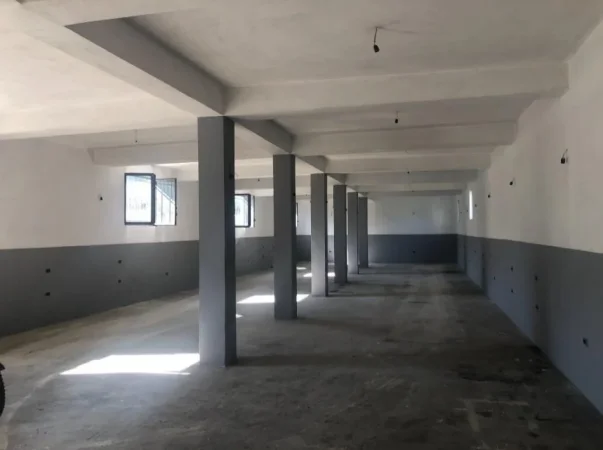 Tirane, jepet me qera magazine Kati 0, 500 m² 1.000 € (Rruga e Arbrit)