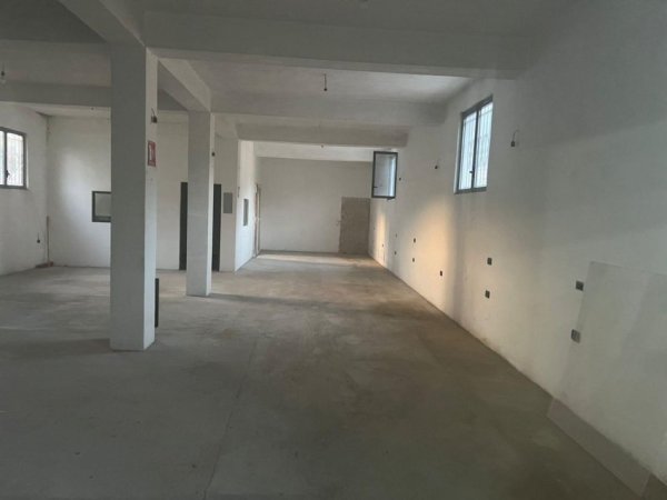 Tirane, jepet me qera magazine Kati 0, 500 m² 1.000 € (Rruga e Arbrit)