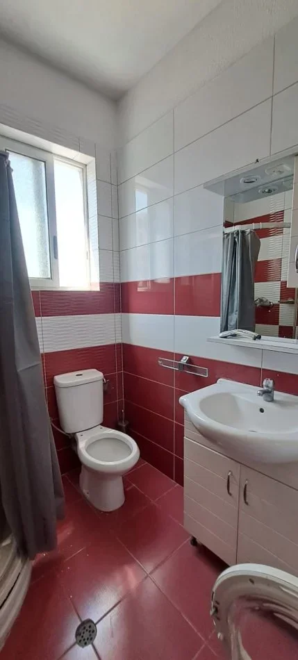 Tirane, jepet me qera apartament 2+1+Ballkon Kati 4, 50 m² 400 € (astir)