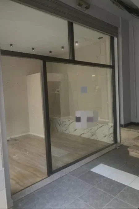 Tirane, jepet me qera dyqan Kati 0, 40 m² 550 € (ish ekspozita)