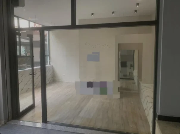 Tirane, jepet me qera dyqan Kati 0, 40 m² 550 € (ish ekspozita)