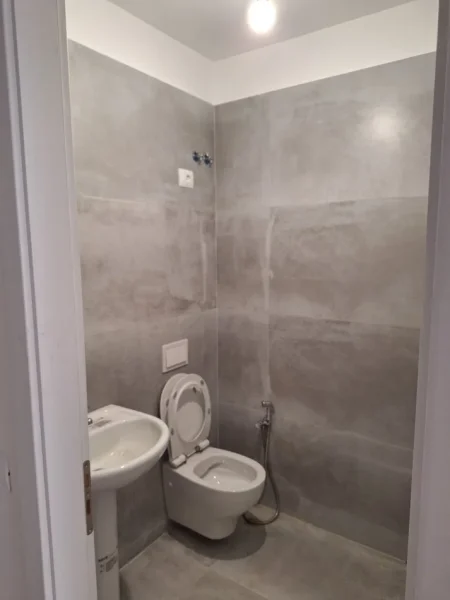 Tirane, jepet me qera zyre Kati 2, 40 m² 1.000 € (myslym shyri)