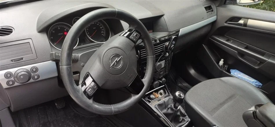 Tirane, shes me portobagazh OPEL Astra Nafte, bezhë manuale Kondicioner 204.000 km 2.400 €