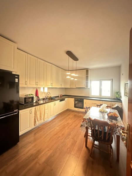 Tirane, jepet me qera apartament 3+1+Ballkon , 158 m² 700 €