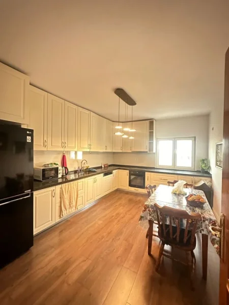 Tirane, jepet me qera apartament 3+1+Ballkon , 158 m² 700 €