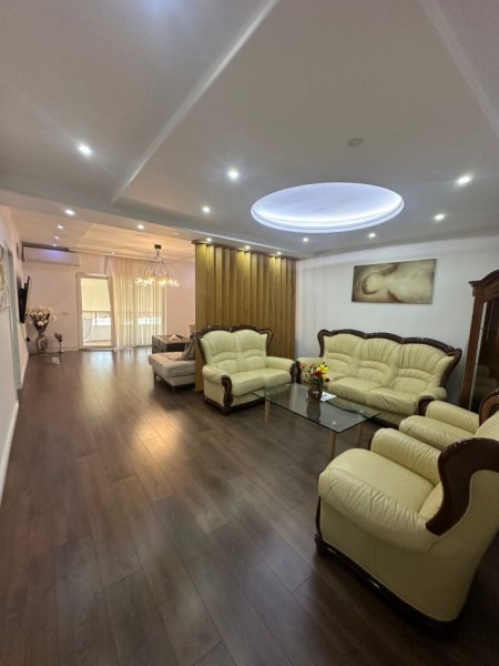 Tirane, jepet me qera apartament 3+1+Ballkon , 158 m² 700 €