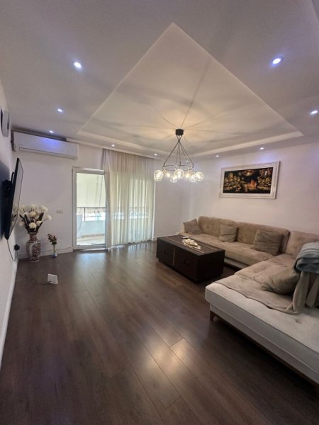 Tirane, jepet me qera apartament 3+1+Ballkon , 158 m² 700 €