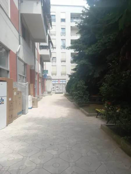 Tirane, jepet me qera dyqan Kati 0, 20 m² 200 € (Rr. Zonja Curre)