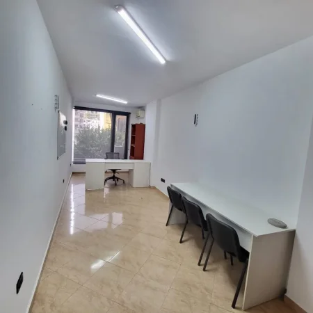 Tirane, jepet me qera zyre Kati 1, 20 m² 300 € (LIQENI ARTIFICIAL / SHESHI WILSON)