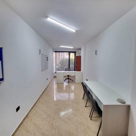 Tirane, jepet me qera zyre Kati 1, 20 m² 300 € (Rruga Sami Frasheri)