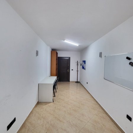 Tirane, jepet me qera zyre Kati 1, 20 m² 300 € (Rruga Sami Frasheri)