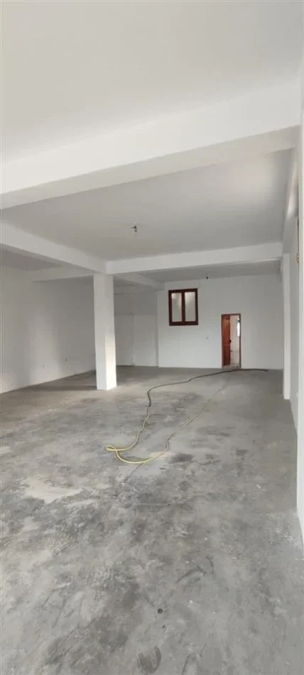 Tirane, jepet me qera magazine Kati 0, 100 m² 500 € (Yzberisht)