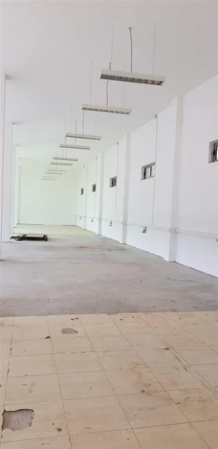 Tirane, shitet magazine Kati 0, 3000 m² 550.000 € (Autostrada Tirane - Durres)