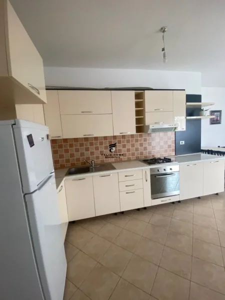 Tirane, jepet me qera apartament 2+1+Ballkon Kati 6, 100 m² 600 € (QENDER)