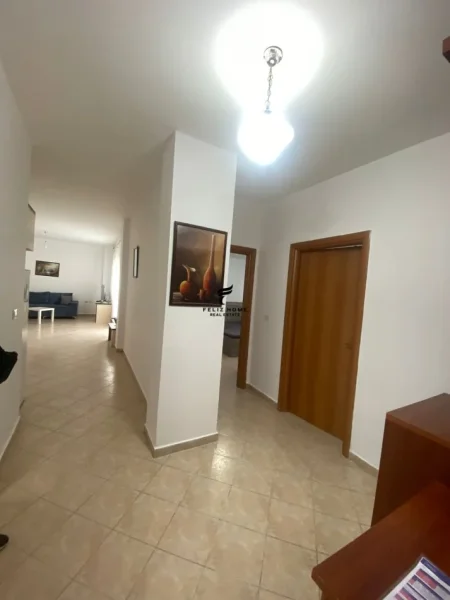 Tirane, jepet me qera apartament 2+1+Ballkon Kati 6, 100 m² 600 € (QENDER)