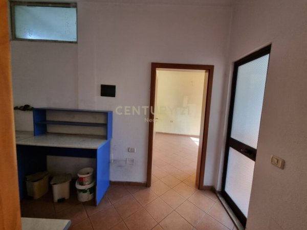 Ambjent me qera prane QSUT, 100metra siper Farmacise10. Neom95951
