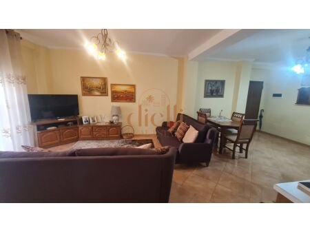Tirane, jepet me qera apartament 2+1+Ballkon Kati 4, 120 m² 600 € (Rruga E Kavajes)