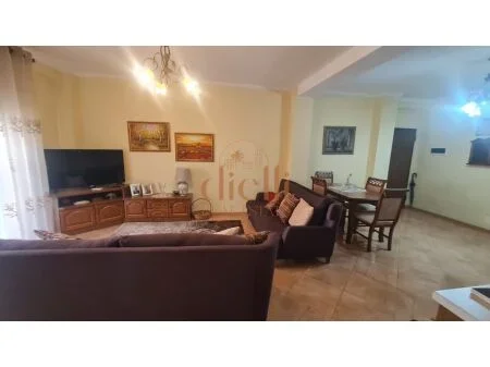 Tirane, jepet me qera apartament 2+1+Ballkon Kati 4, 120 m² 600 € (Rruga E Kavajes)