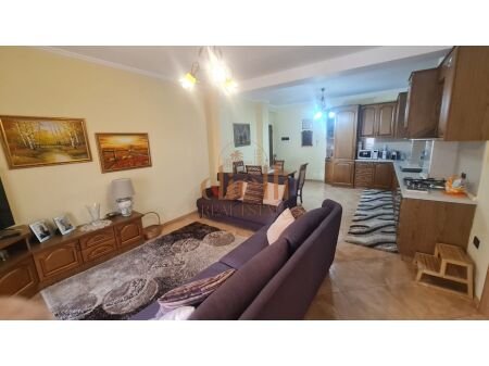 Tirane, jepet me qera apartament 2+1+Ballkon Kati 4, 120 m² 600 € (Rruga E Kavajes)