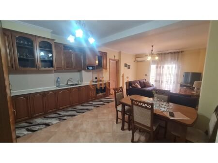 Tirane, jepet me qera apartament 2+1+Ballkon Kati 4, 120 m² 600 € (Rruga E Kavajes)