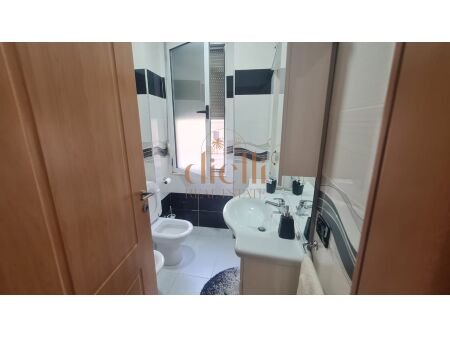 Tirane, jepet me qera apartament 2+1+Ballkon Kati 4, 120 m² 600 € (Rruga E Kavajes)